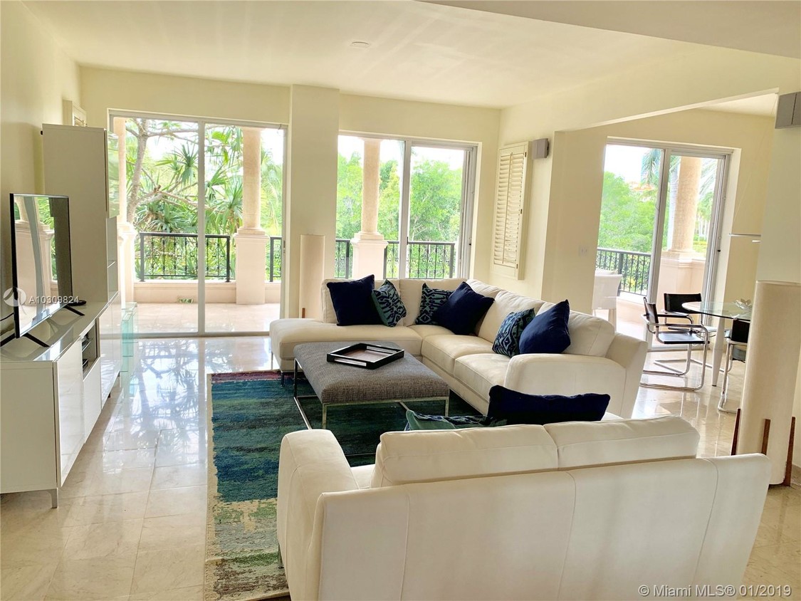 Foto principal - 19121 Fisher Island Dr