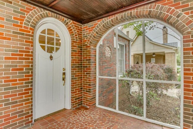 Foto del edificio - 1009 Myrtlewood Drive