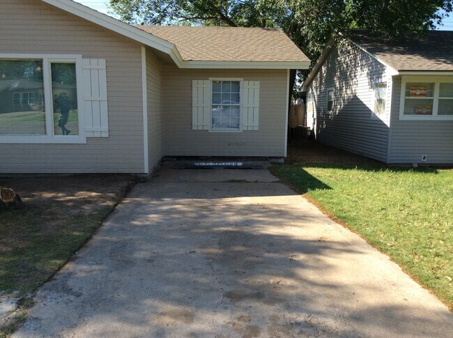 Foto del edificio - GREAT COLLEGE PROPERTY--PRE-LEASING FOR AUGUST! Completely Updated! 3 bedroom/2 bath Close to TTU...
