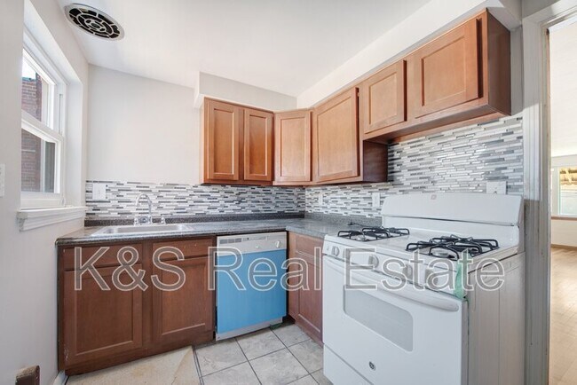 Building Photo - 1437 Lincoln Way
