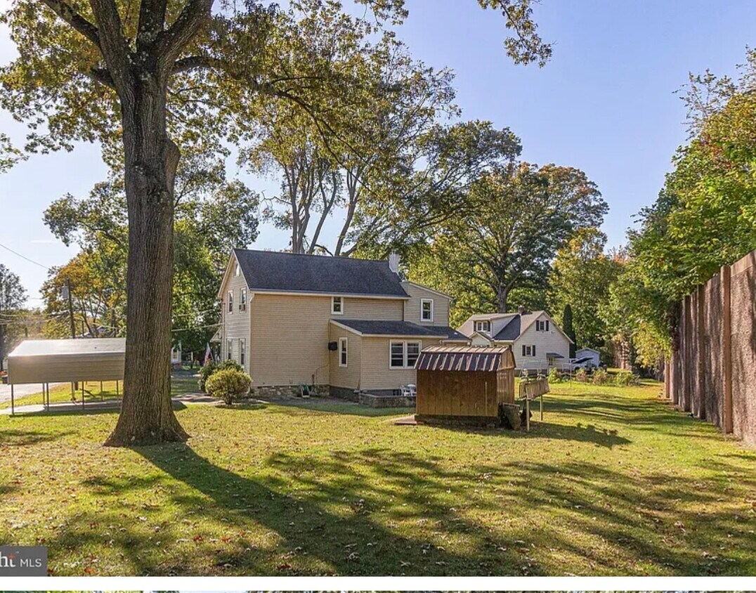 Foto del edificio - 244 Baptiste Ave