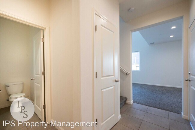 Building Photo - 3 br, 2.5 bath House - 857 Fir St W