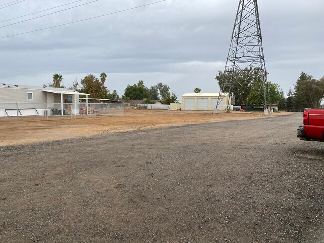 Hogar móvil con dos camas y un baño. Debe tener una cita para ver que no puede ver desde la carretera sin ella - 1220 N Hayes Ave