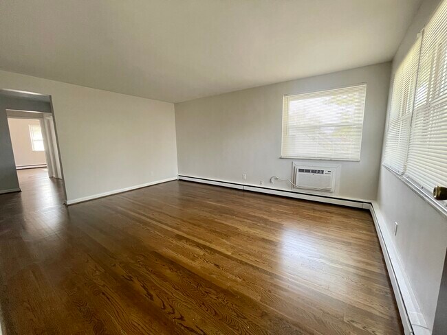 Vista de la sala de estar desde la puerta principal. - 4191 Hoffman Ave