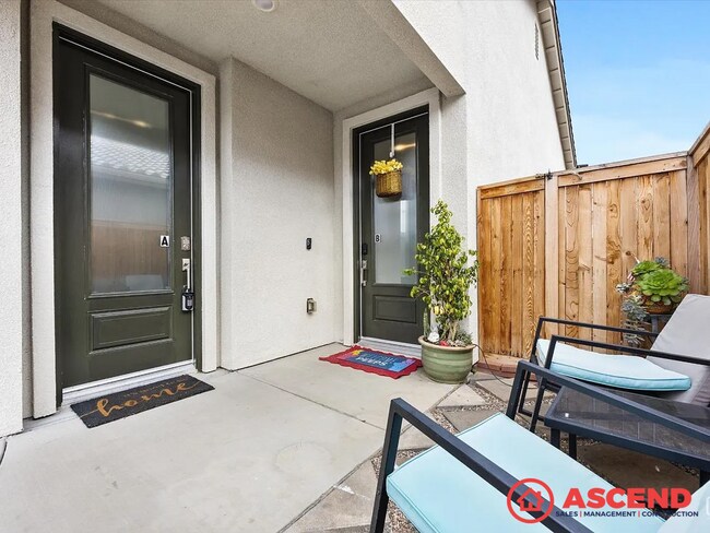 Building Photo - Beautiful 3 Bed, 3 Bath Home with Solar In...