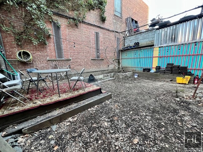 Building Photo - 3BR 1BA Massive Backyard w/ Performance Stage