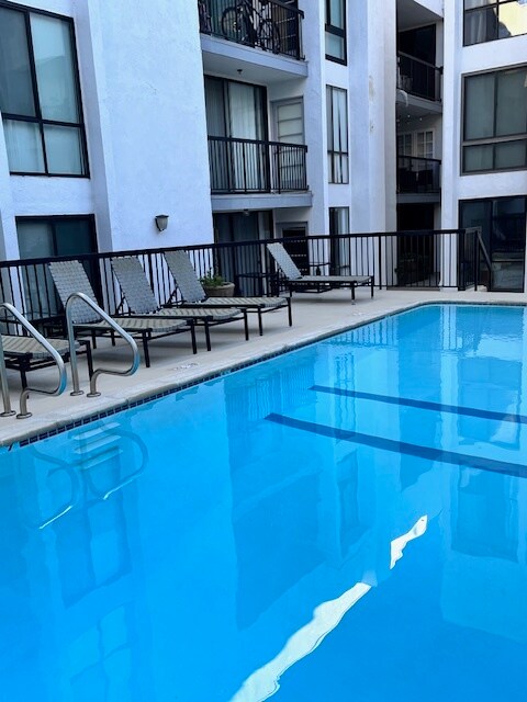 Foto del edificio - 906 N Doheny Dr