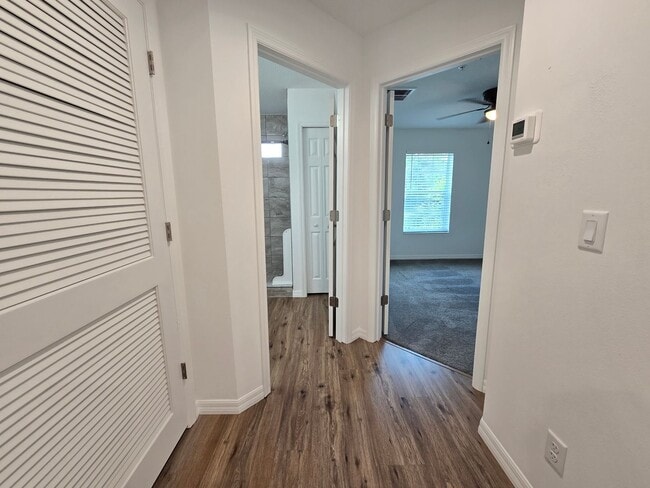 Foto del edificio - Beautiful 2 bed/ 2 bath Townhome w/ Balcony, Garage & Community Pool