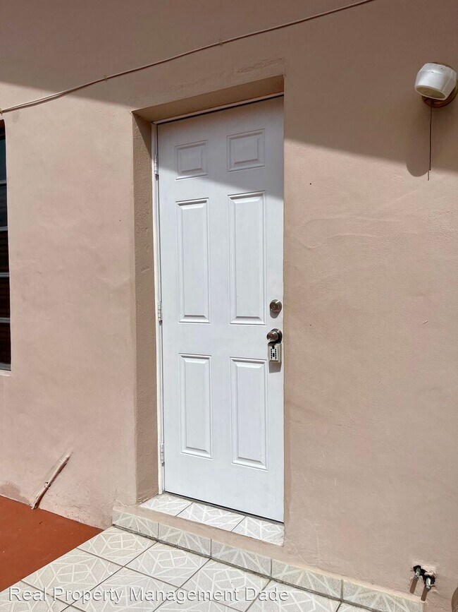 Foto del edificio - Studio, 1 bath House - 320 SW 136th Ave