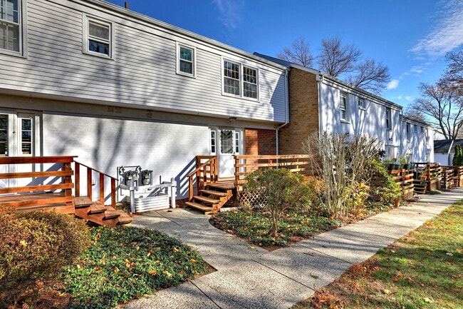 Building Photo - 245 Sunnyridge Ave