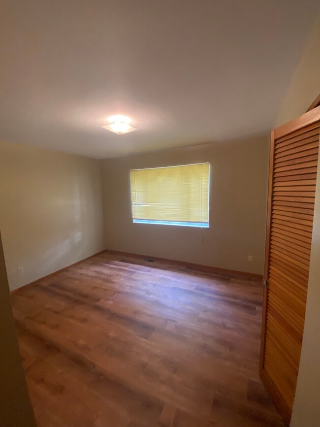 Main bedroom - 201 College Ave