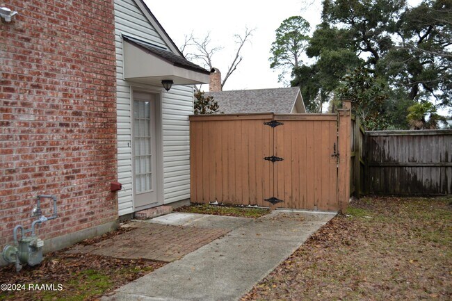 Foto del edificio - 319 Artisan Rd