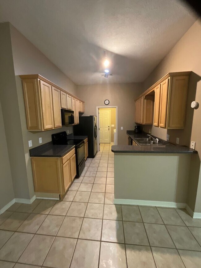 Building Photo - Cute Little Rental in Brandon