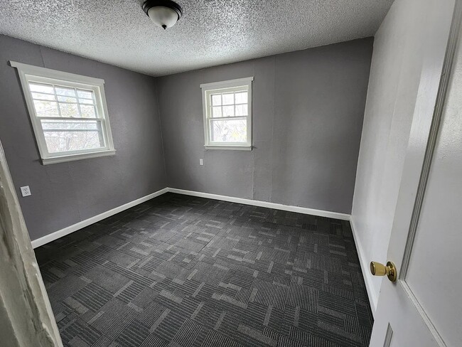 Building Photo - 1424 5th Ave S
