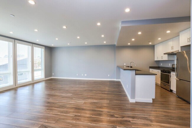 Building Photo - Updated 2 Bed/ 2 Bath third floor modern a...