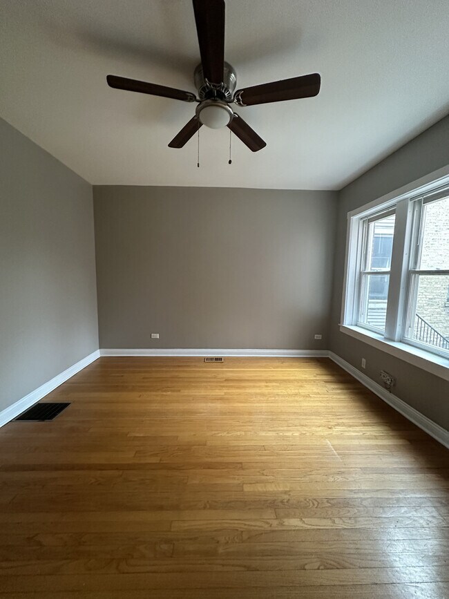 Foto del edificio - 3403 N Hamlin Ave
