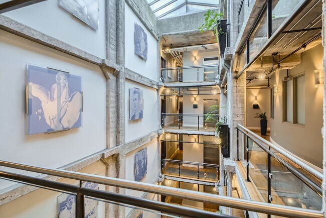 Foto del edificio - Evolve Real Estate: Spacious 2 Beds/2 Baths Loft With Balcony! Open Concept With Industrial Charm!