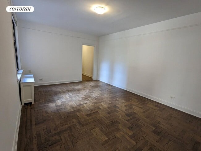 Building Photo - 779 Riverside Dr