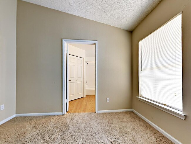 Building Photo - 3114 Boynton Dr