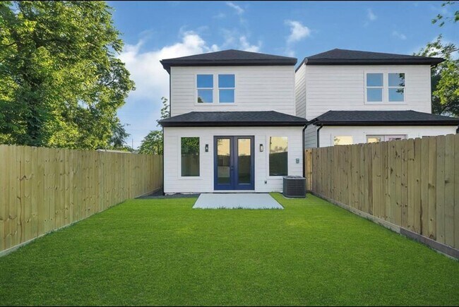 Foto del edificio - 7825 Colonial Ln