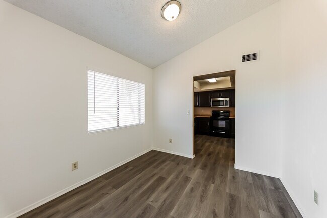 Building Photo - 8539 W Diana Ave