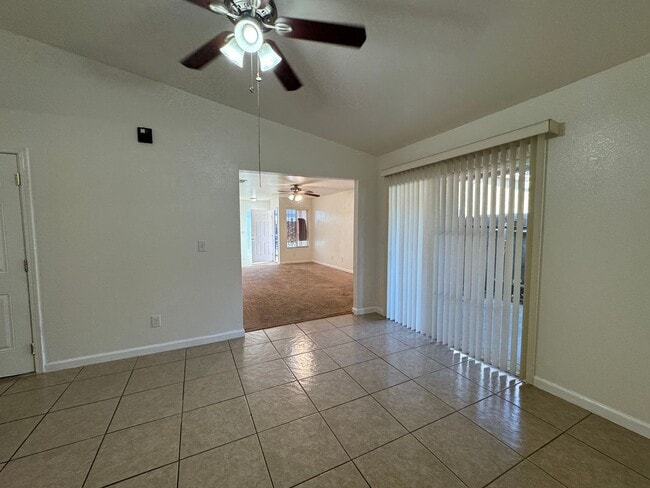 Building Photo - 3 Bed, 2 Bath Duplex in Quail Lakes Aea