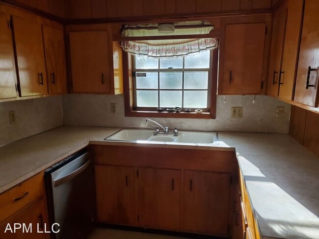 Building Photo - 4 br, 2 bath House - 808 West Rimes St.