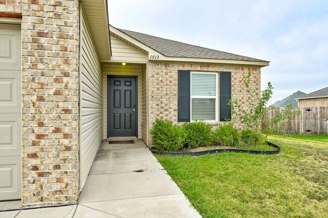 Building Photo - 3 Bedrooms and Spacious!