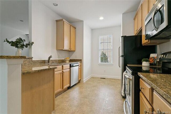 Building Photo - New Town 3 Bedroom, 3.5 Bath Townhome