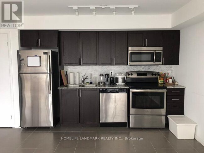 Photo du bâtiment - 830-1830 Lawrence Ave W