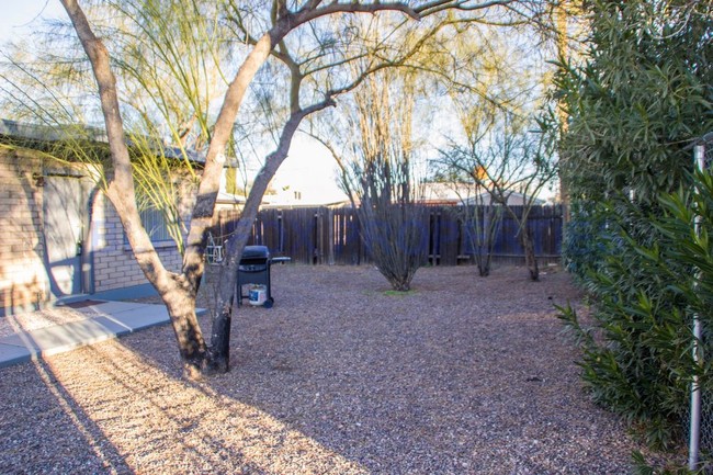 Building Photo - 2 Bedroom Home With Fenced Yard