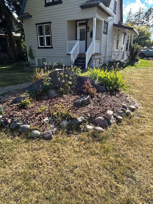 Building Photo - 304 9th Ave W