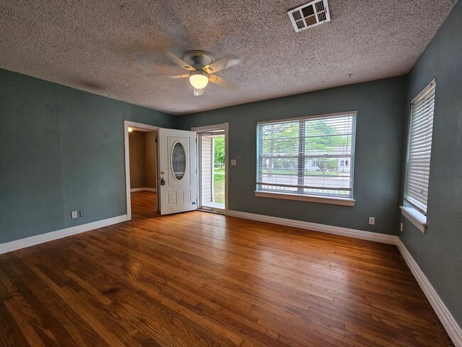 Foto del edificio - (2) Bed/(1) Bath Avail NOW! Hardwood Floors!