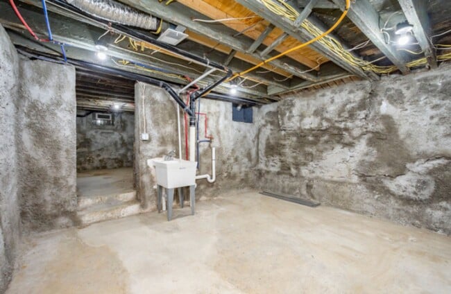 Building Photo - 3 Bedroom 1.5 Bath - Pittsburgh