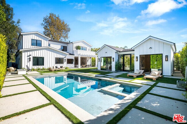 Foto del edificio - 5185 Woodley Ave