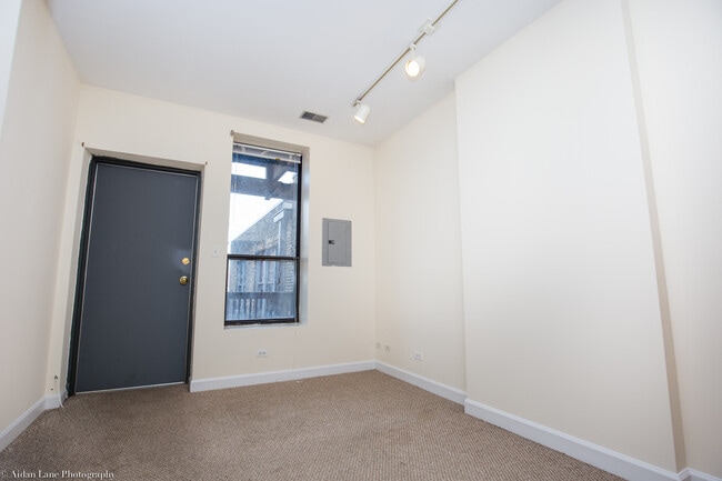 Building Photo - 2863 N Clark St