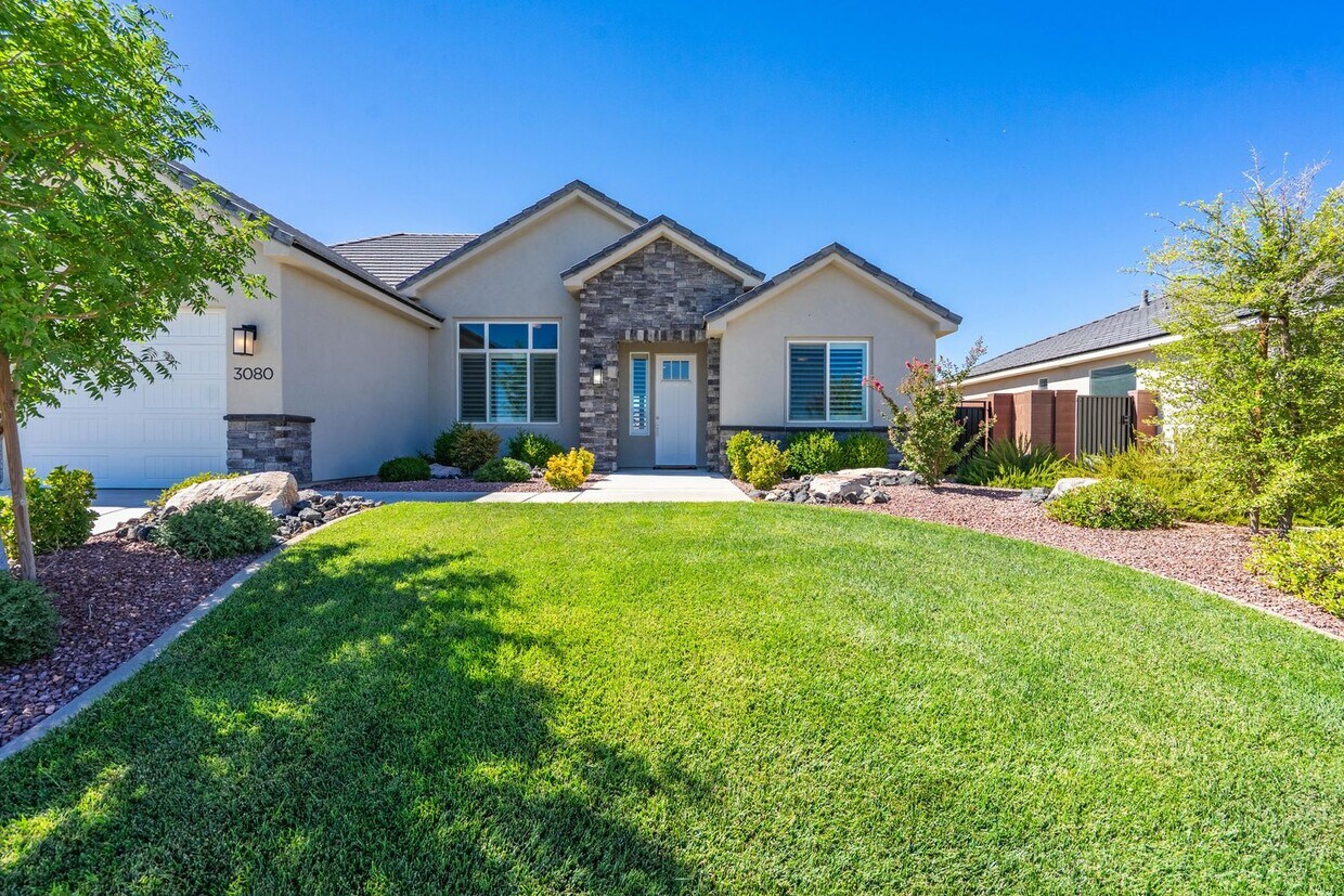 Foto principal - Stunning 5 Bed, 3 Bath Home with a 3 Car Garage