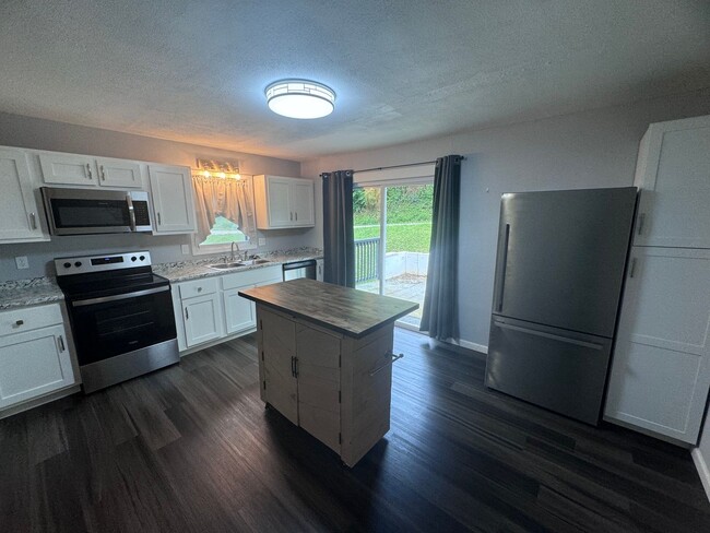 Building Photo - 280 Chambers Dr