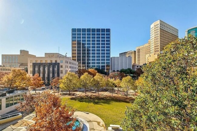 Building Photo - 1006 Houston St