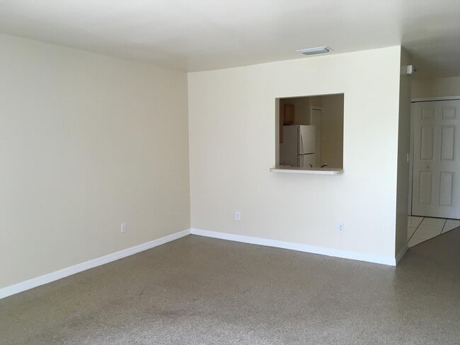 Building Photo - Duplex 3/2 w/ Garage