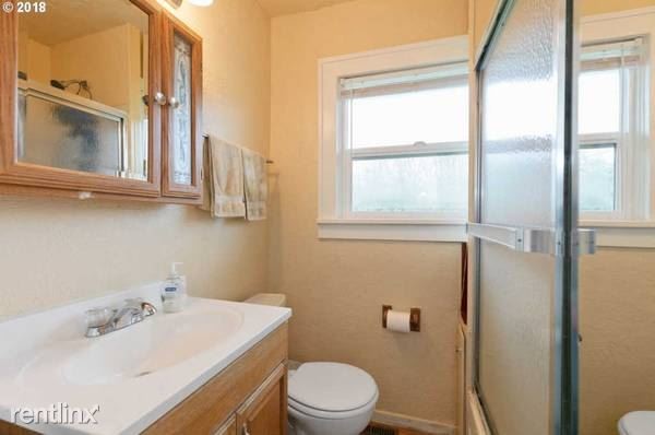 Building Photo - 6 br, 3 bath House - 9520 SW Terwilliger Blvd