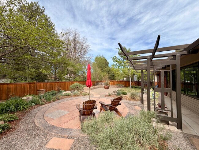 Patio trasero (ángulo oeste) - 2225 Jewel St