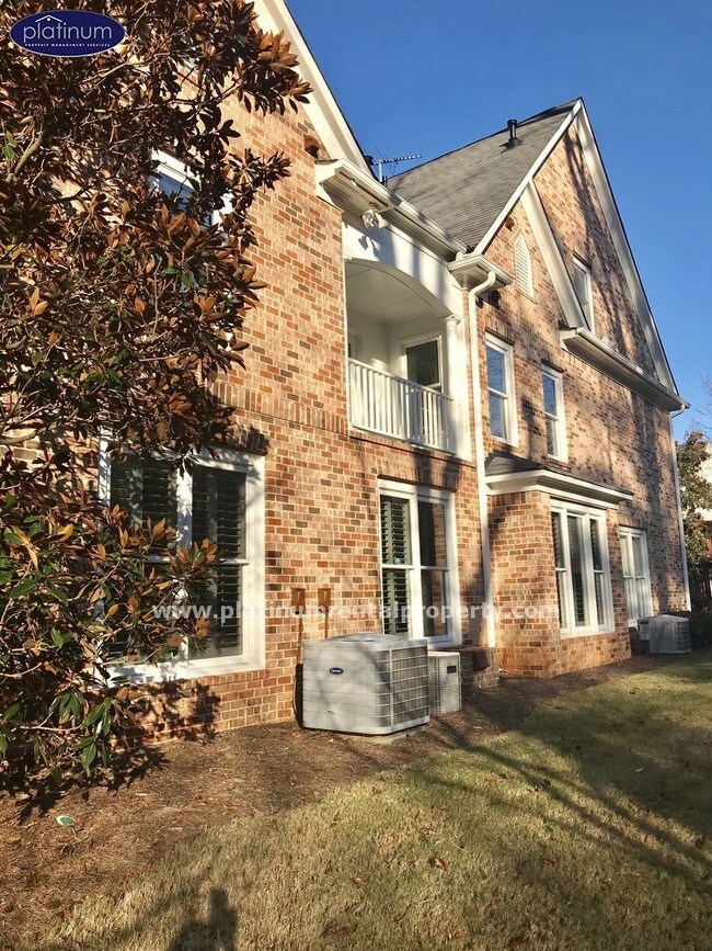 Building Photo - 4701 Village Green Dr