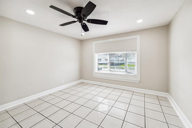 Building Photo - 218 E Fayle Ave