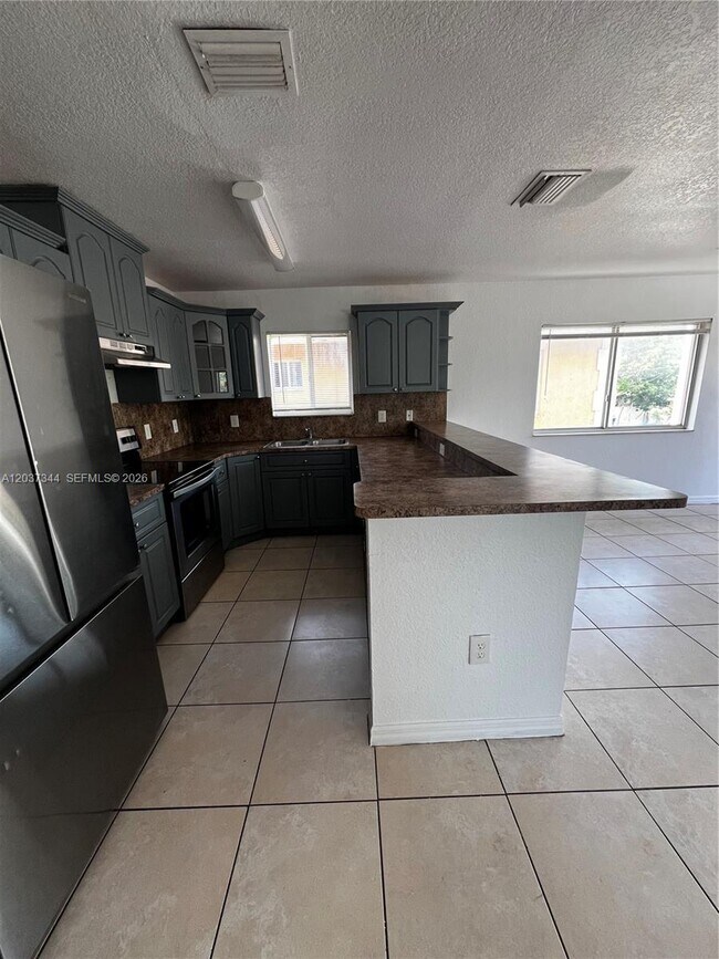 Foto del edificio - 7012 NW 6th Ct