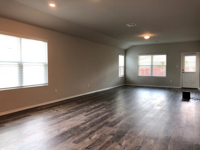 Foto del edificio - 4 Bed 3 Bath located in Summerhill
