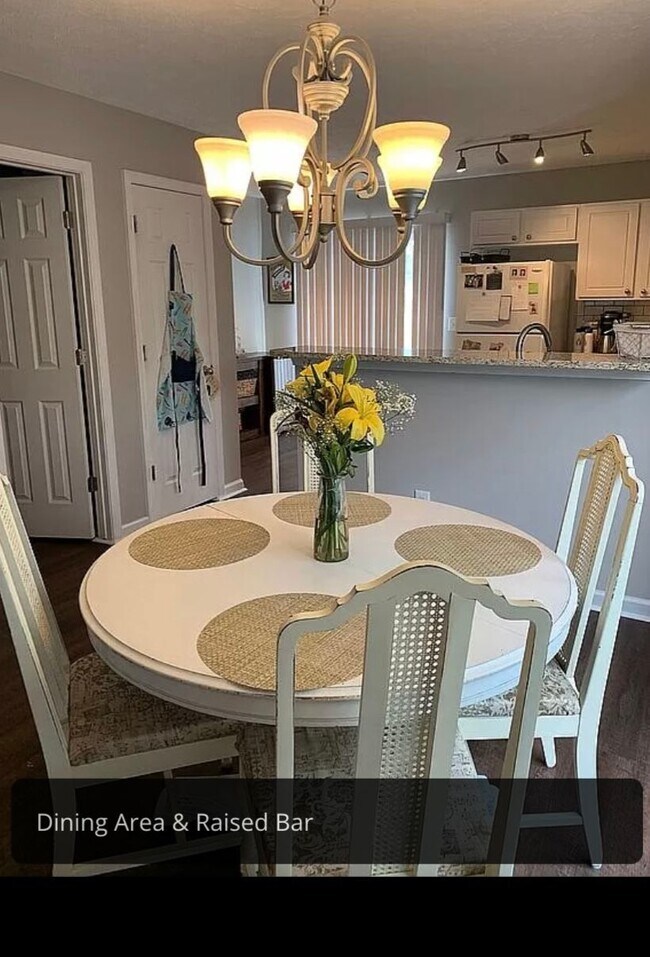 Foto del edificio - "Charming 2-Bed Oasis with 2.5 Baths in Nashville's Heart - 1,234 Sq Ft of Comfort!" End Unit. Cl...