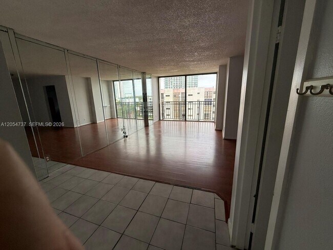 Foto del edificio - 16919 N Bay Rd