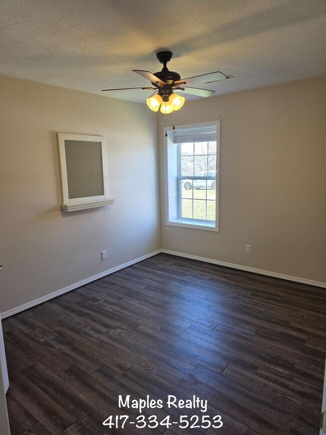 Foto del edificio - 3 Bed | 2 Bath Home in Hollister, MO – Flat Yard + 2-Car Garage