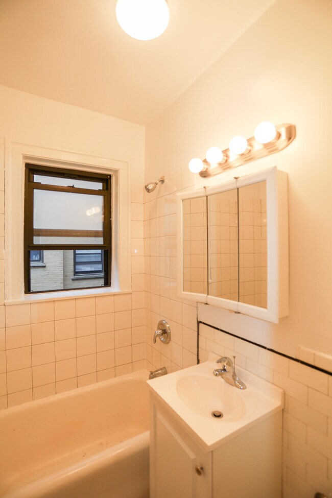 Foto del edificio - 6106 N Kenmore Ave